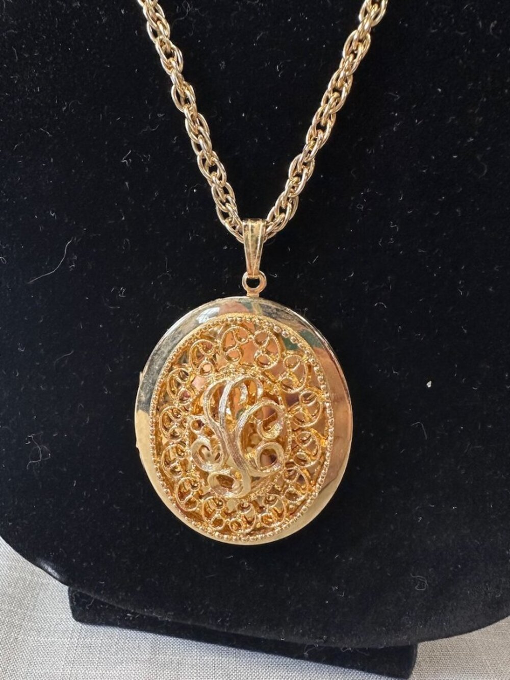 Vintage Sarah Coventry Gold Tone Large Filigree Locket